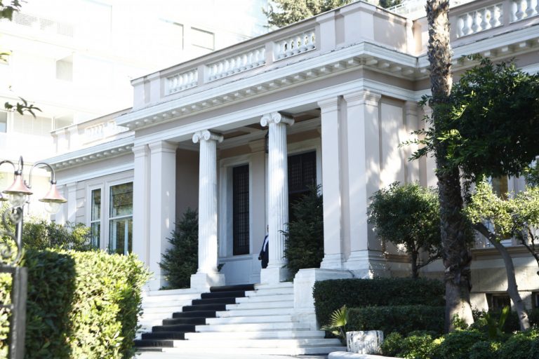 Κυβέρνηση: Κινδυνεύει να ξηλωθεί το «πουλόβερ» των εκλεκτών – Και άλλοι υφυπουργοί στο στόχαστρο κριτικής με «γκρίζο μητρώο»