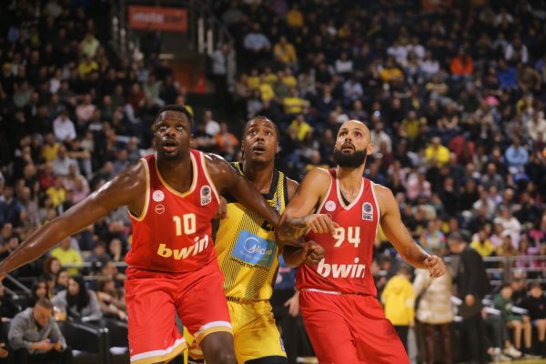 Ολυμπιακός: Θλάση ο Φαλ, αιμάτωμα ο Φουρνιέ