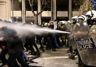 Τέμπη: Επίθεση από τα ΜΑΤ δέχθηκε πατέρας θύματος – «Μου έριξε σπρέι χωρίς να κάνω τίποτα»