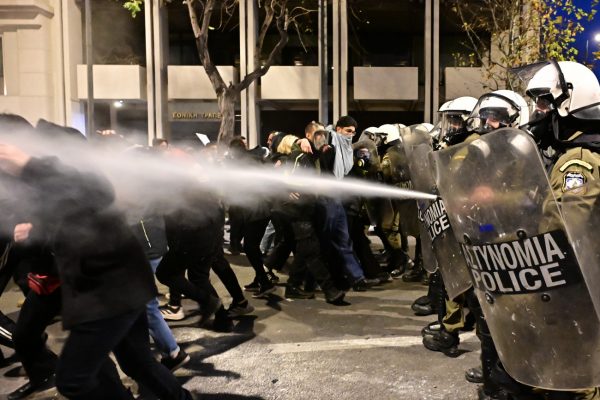 Τέμπη: Επίθεση από τα ΜΑΤ δέχθηκε πατέρας θύματος – «Μου έριξε σπρέι χωρίς να κάνω τίποτα»