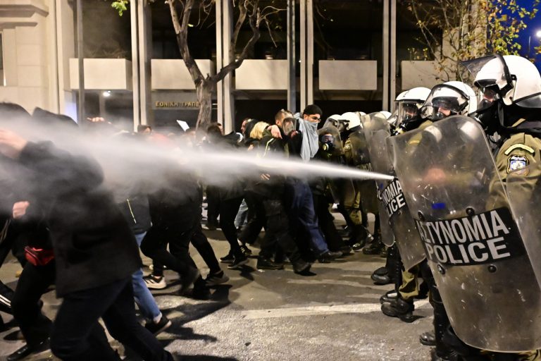 Τέμπη: Επίθεση από τα ΜΑΤ δέχθηκε πατέρας θύματος – «Μου έριξε σπρέι χωρίς να κάνω τίποτα»