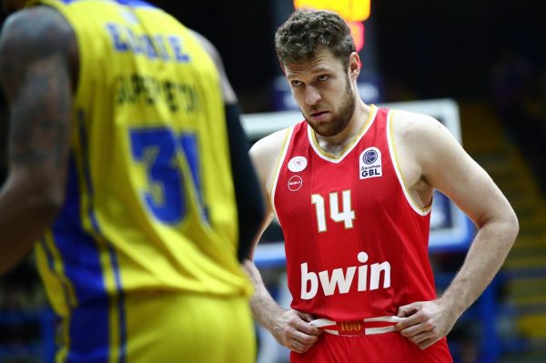Ολυμπιακός: MVP αγωνιστικής για 6η φορά ο Βεζένκοφ (vid)