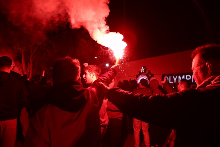 Ολυμπιακός: Χαμός στον Ρέντη – Αποθέωση για Μεντιλίμπαρ και παίκτες (vids+pics)