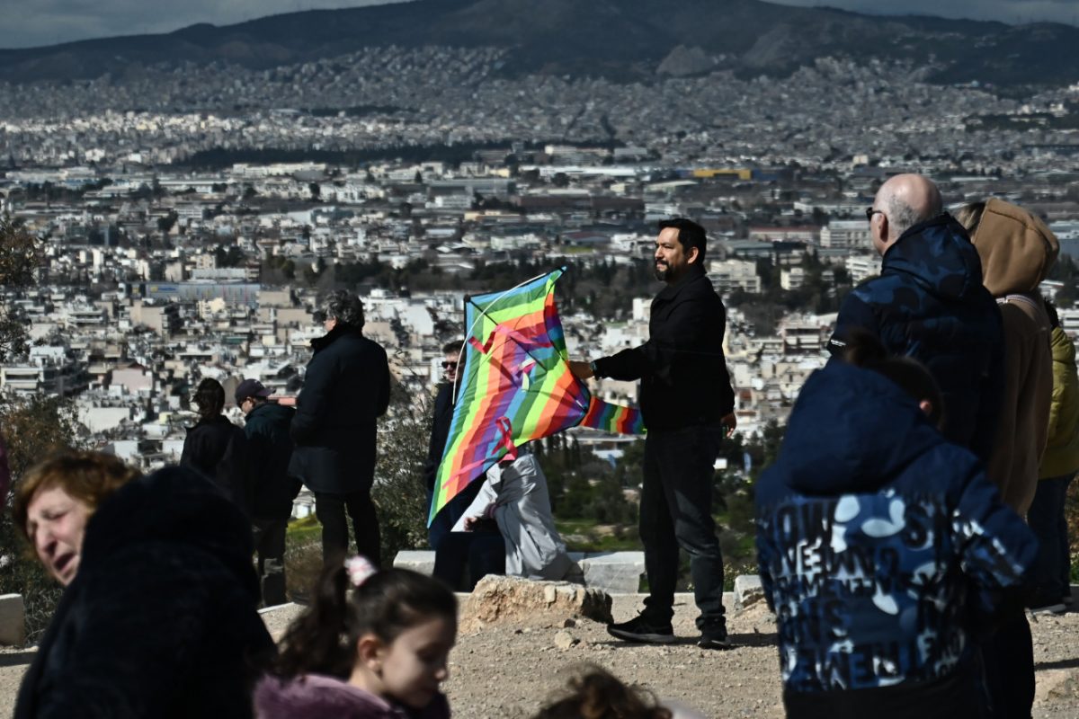 Αθηναίοι και Πειραιώτες γιορτάζουν την Καθαρά Δευτέρα με πέταγμα χαρταετού και εδέσματα
