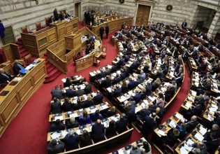 Βουλή: Ξεκινά η προημερησίας για τα Τέμπη εν αναμονή της πρότασης δυσπιστίας