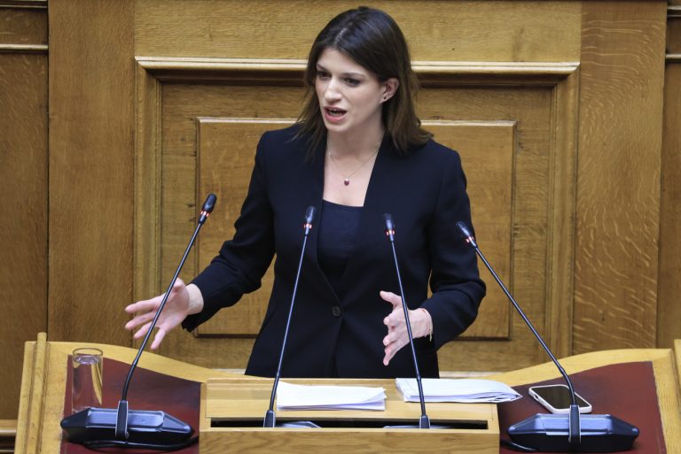 ΣΥΡΙΖΑ: Ο Οικονόμου ειρωνεύτηκε τη βαρηκοΐα της Νοτοπούλου – Απαξιώνει τις ανάγκες των αναπήρων