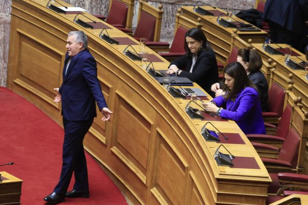 Χάος στη Βουλή: Ο Κυριαζίδης της ΝΔ είπε στη Κωνσταντοπούλου να πάει να κάνει παιδί – Άγριο άδειασμα από την κυβέρνηση