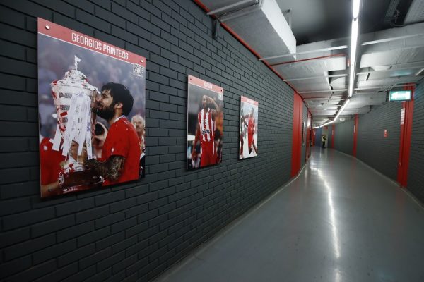 Ο «θρυλικός» διάδρομος του ΣΕΦ με 100 φωτογραφίες αθλητών του Ολυμπιακού που έγραψαν ιστορία (pics)