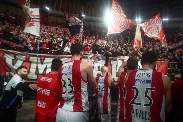 Πανηγύρισαν μαζί με τον κόσμο οι παίκτες του Ολυμπιακού