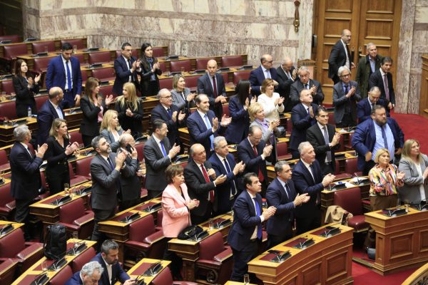 Επίθεση Καρυστιανού στους βουλευτές της ΝΔ: Χειροκρότημα βολεμένων στην καρέκλα τους