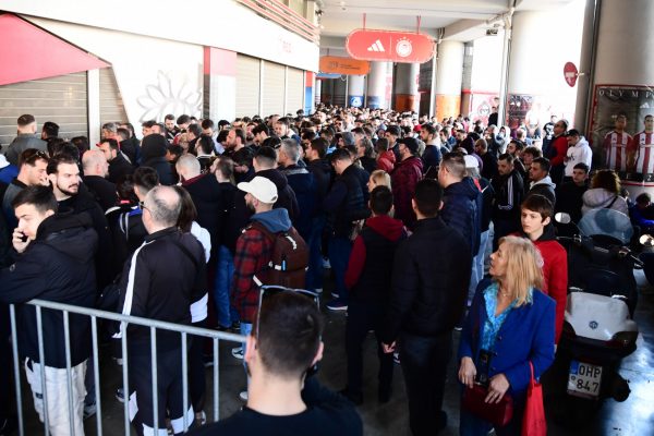 Ολυμπιακός: Ουρές και για τη συλλεκτική κάρτα φιλάθλου στο τμήμα μελών (vid)