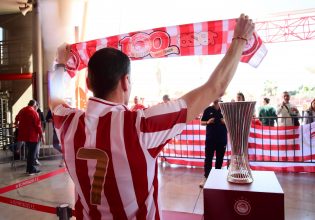 Ολυμπιακός: «Τρέλα» για τη συλλεκτική φανέλα: Ατελείωτες ουρές έξω από την μπουτίκ – Ξεκίνησε η γιορτή για τα 100 χρόνια (pics, vids)