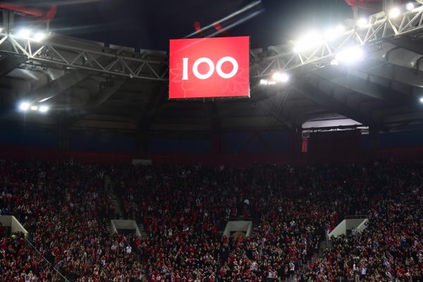 Ανατριχίλα: Όλο το Καραϊσκάκη φώναξε 100 φορές «Ολυμπιακός» για τα 100 χρόνια
