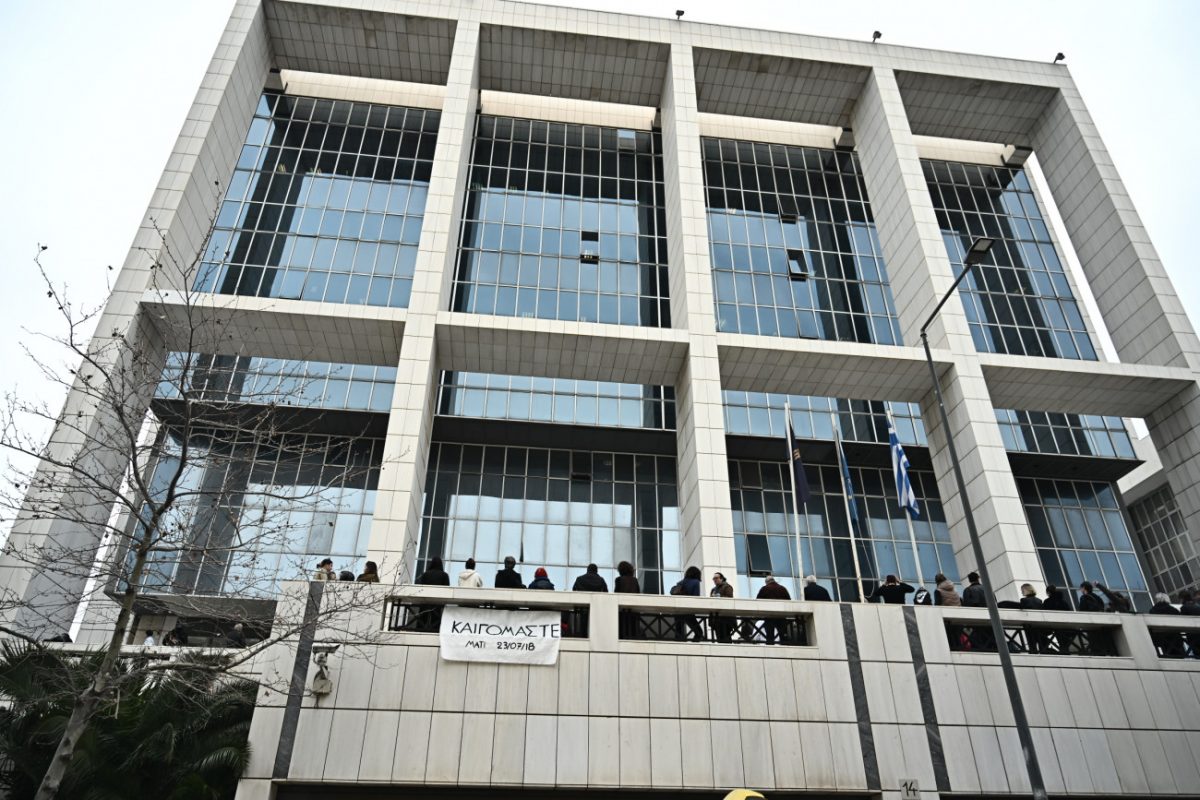 Χειροκροτήματα αλλά και αντιδράσεις στο ακροατήριο στη δίκη για το Μάτι – H αγόρευση της εισαγγελέως