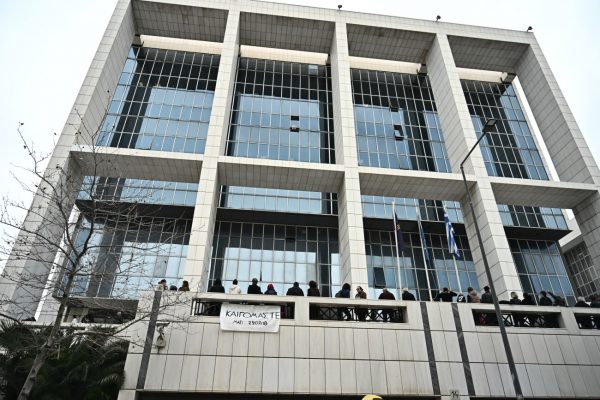 Χειροκροτήματα αλλά και αντιδράσεις στο ακροατήριο στη δίκη για το Μάτι – H αγόρευση της εισαγγελέως