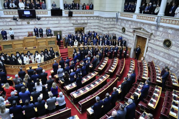 Βουλή: Με άδεια έδρανα η ορκωμοσία Τασούλα – Τα κόμματα και οι βουλευτές που απείχαν