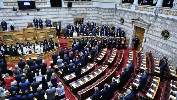 Βουλή: Με άδεια έδρανα η ορκωμοσία Τασούλα - Τα κόμματα και οι βουλευτές που απείχαν