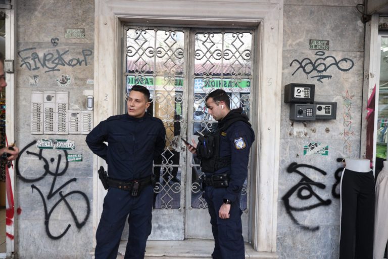 Ερωτικό παιχνίδι με τραγική κατάληξη; Τι εξετάζουν οι Αρχές για τον νεκρό στην Ομόνοια