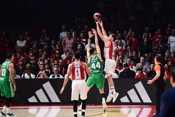 «Είσαι καλά Σάσα;»: Επικό σχόλιο σε άπταιστα ελληνικά από τον Αρλάουσκας σε καλάθι του Βεζένκοφ στο ντέρμπι