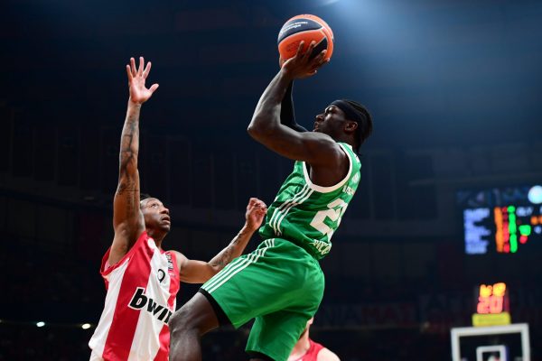 Ο Ολυμπιακός κάνει επίσημη καταγγελία για την άσεμνη χειρονομία του Κέντρικ Ναν!