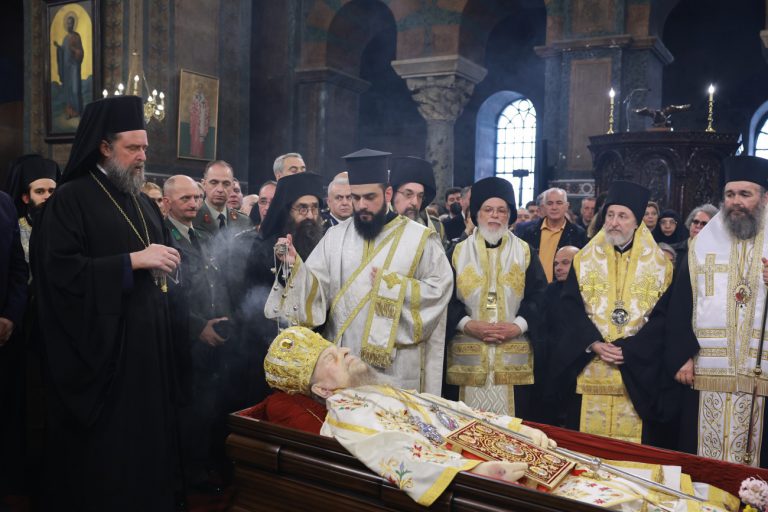 Η Θεσσαλονίκη αποχαιρετά τον Άνθιμο – Ολοκληρώθηκε η εξόδιος ακολουθία