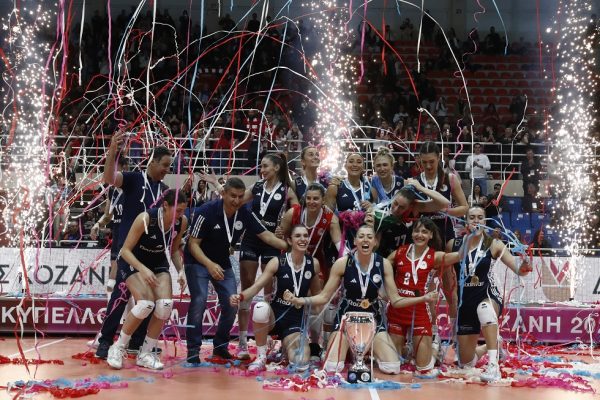 Η απονομή του Κυπέλλου στα κορίτσια του Ολυμπιακού (vid)