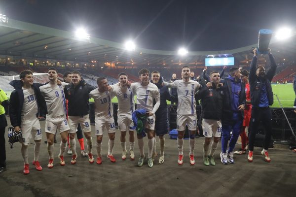 Οι πανηγυρισμοί των Ελλήνων οπαδών με τους παίκτες της Εθνικής (vids)