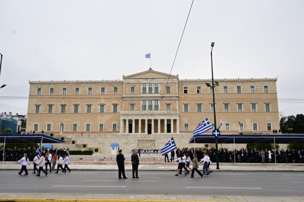 Καιρός: Με ζέστη και αφρικανική σκόνη οι παρελάσεις