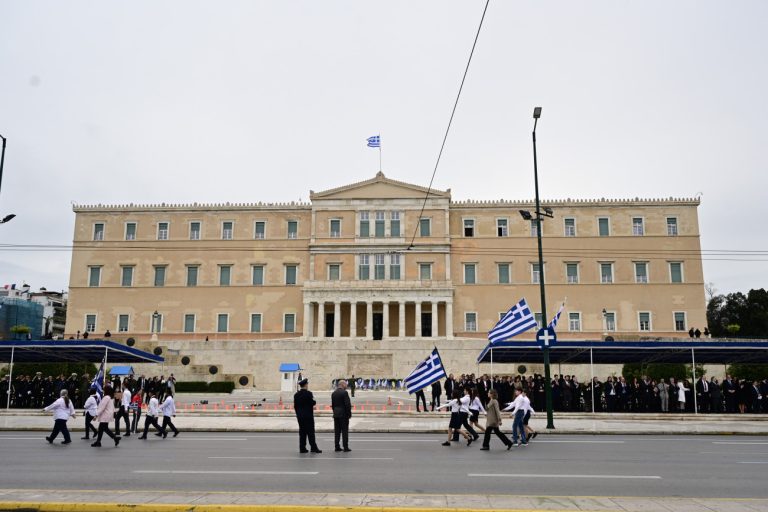 Καιρός: Με ζέστη και αφρικανική σκόνη οι παρελάσεις