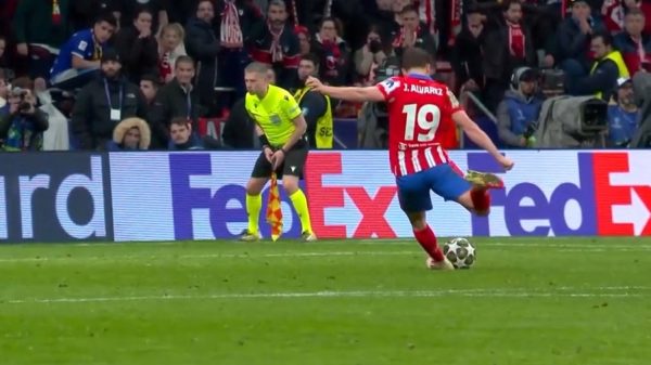 Η μπάλα που θα βάλει τέλος στο πέναλτι του Άλβαρες (pic)