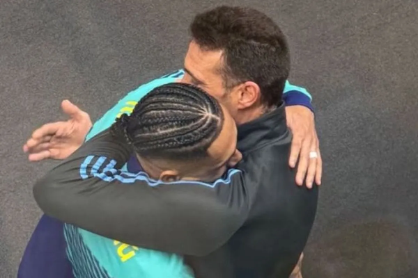 Υπέροχη στιγμή: Ο Σκαλόνι πήρε αγκαλιά τον Ραφίνια μετά τη συντριβή της Βραζιλίας (pic)