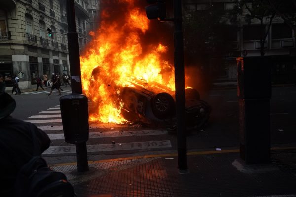 Αργεντινή: Χάος με αύρες, πλαστικές σφαίρες και ακραία βία εναντίον διαδηλωτών