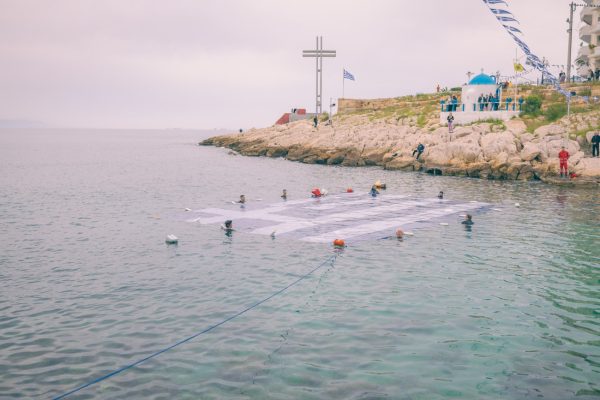 Η Ελληνική σημαία στη θάλασσα του Πειραιά για την Εθνική Επέτειο της 25ης Μαρτίου