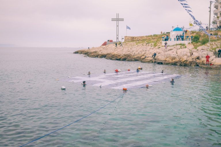 Η Ελληνική σημαία στη θάλασσα του Πειραιά για την Εθνική Επέτειο της 25ης Μαρτίου