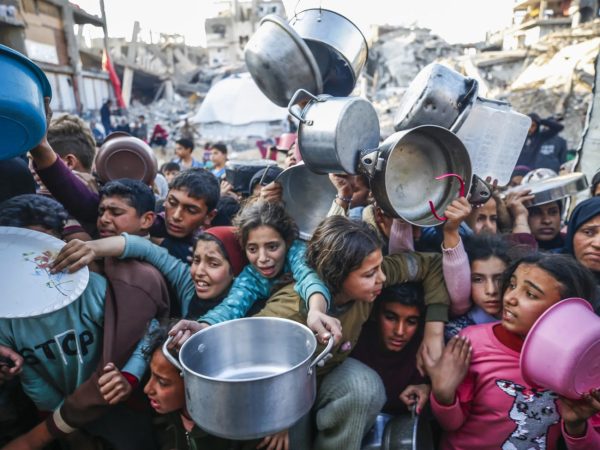 Η πείνα ως όπλο πολέμου: Το χρονικό της στρατηγικής λιμοκτονίας στη Γάζα