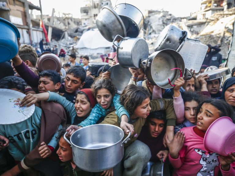 Η πείνα ως όπλο πολέμου: Το χρονικό της στρατηγικής λιμοκτονίας στη Γάζα