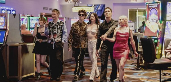 «Anora»: Γιατί η νικήτρια ταινία των Όσκαρ επένδυσε εκατομμύρια σε T-shirts, string και μάρκετινγκ;