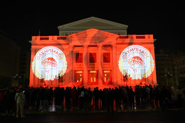 Ολυμπιακός: Φωταγωγήθηκε στα ερυθρόλευκα το Δημοτικό Θέατρο του Πειραιά (pics, vids)