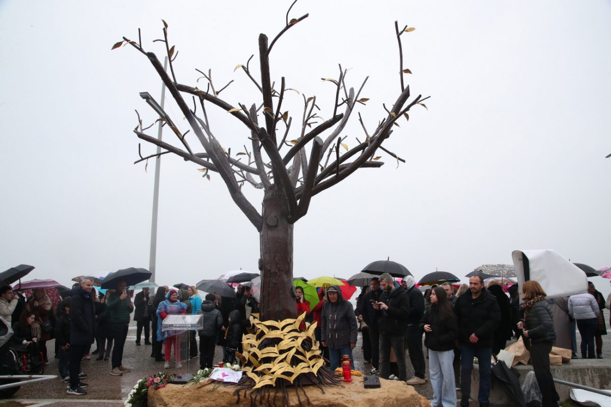 Θεσσαλονίκη: Αποκαλύφθηκε το «Δέντρο της Μνήμης»  στη Νέα Παραλία για τα 57 θύματα των Τεμπών