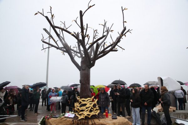 Θεσσαλονίκη: Αποκαλύφθηκε το «Δέντρο της Μνήμης»  στη Νέα Παραλία για τα 57 θύματα των Τεμπών