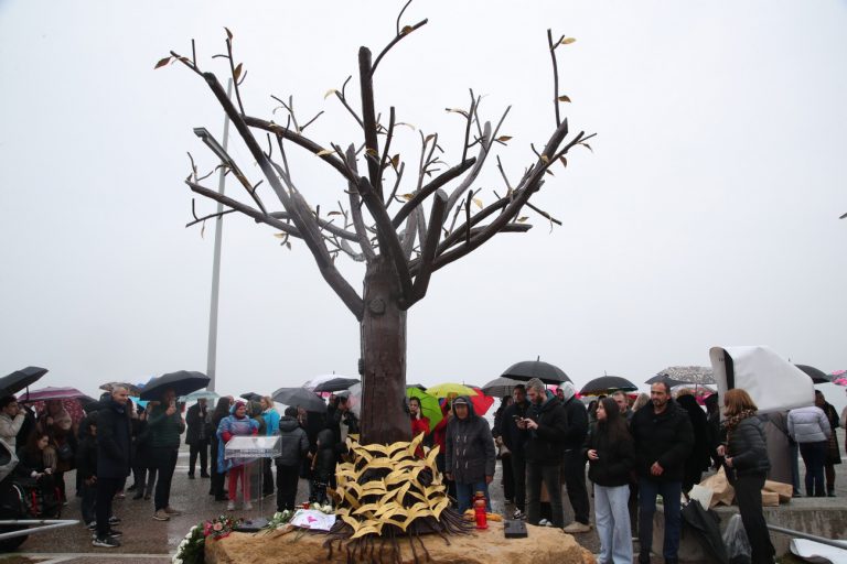 Θεσσαλονίκη: Αποκαλύφθηκε το «Δέντρο της Μνήμης»  στη Νέα Παραλία για τα 57 θύματα των Τεμπών