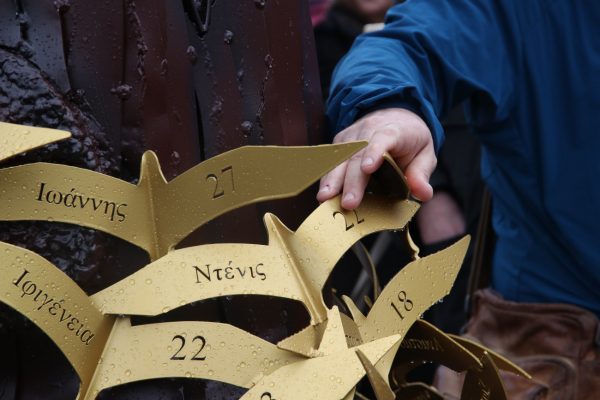 Τέμπη: «Να σταματήσει το άδικο και το σκοτάδι», ζητάει συγγενής θύματος