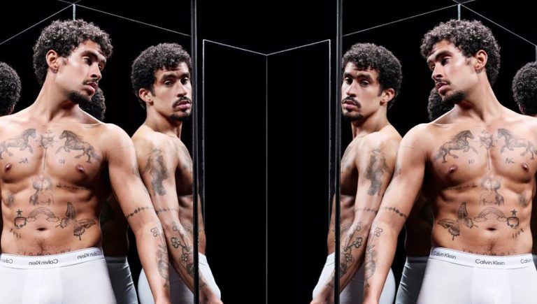 O Bad Bunny ποζάρει χωρίς μπλούζα φορώντας μόνο τα εσώρουχα του