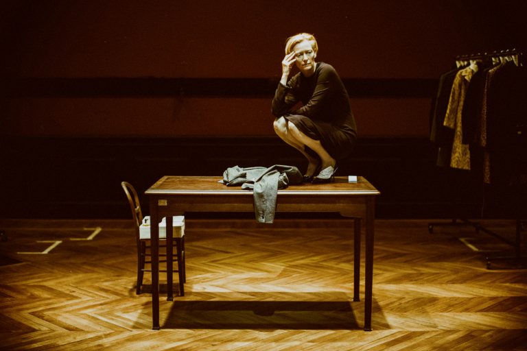 «Θέλω να κοιμηθώ ξανά στο κρεβάτι μου» : Η Τίλντα Σουίντον παίρνει αποστάσεις από τον κόσμο του θεάματος