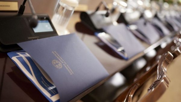 Η χώρα ως λάφυρο και ο δούρειος ίππος του γαλάζιου επιτελικού κράτους