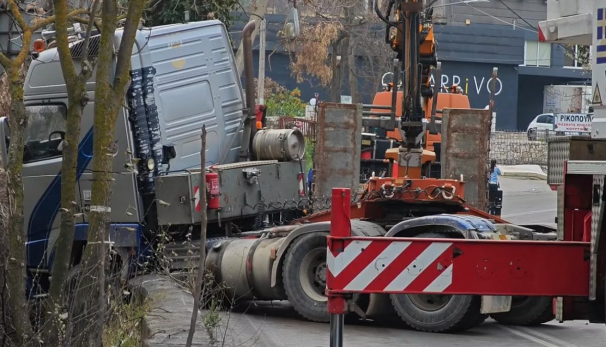 Αποκαταστάθηκε η κυκλοφορία στη λεωφόρο Τατοΐου – Είχε διακοπεί λόγω νταλίκας που δίπλωσε στα δύο [Βίντεο]