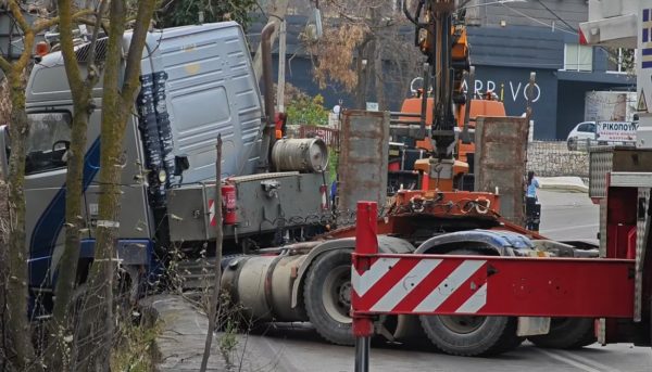 Αποκαταστάθηκε η κυκλοφορία στη λεωφόρο Τατοΐου – Είχε διακοπεί λόγω νταλίκας που δίπλωσε στα δύο [Βίντεο]