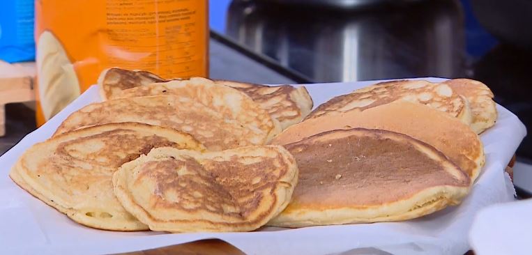 Συνταγή: Pancakes με αυγά, μπέικον και marple syrup