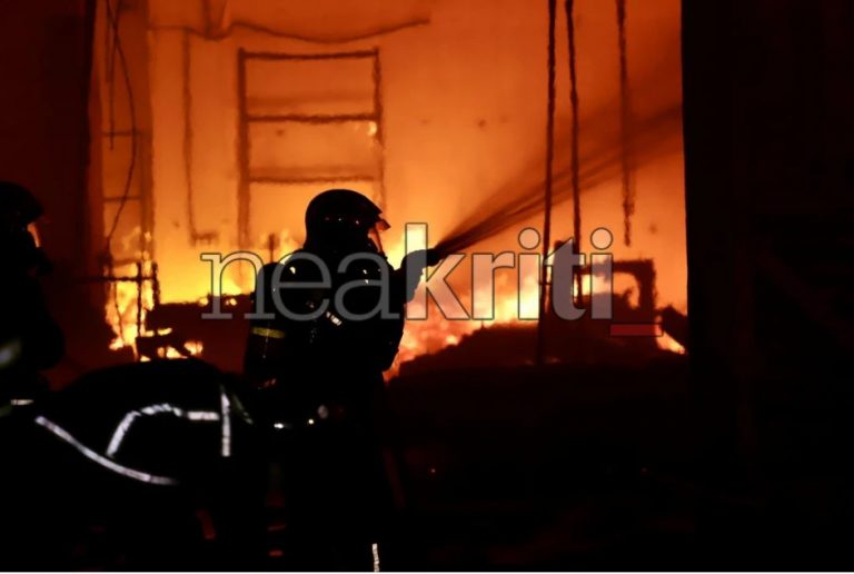 Κρήτη – Ηράκλειο: Συνεχίζει να καίει η φωτιά σε εργοστάσιο ξυλείας στη ΒΙΠΕ