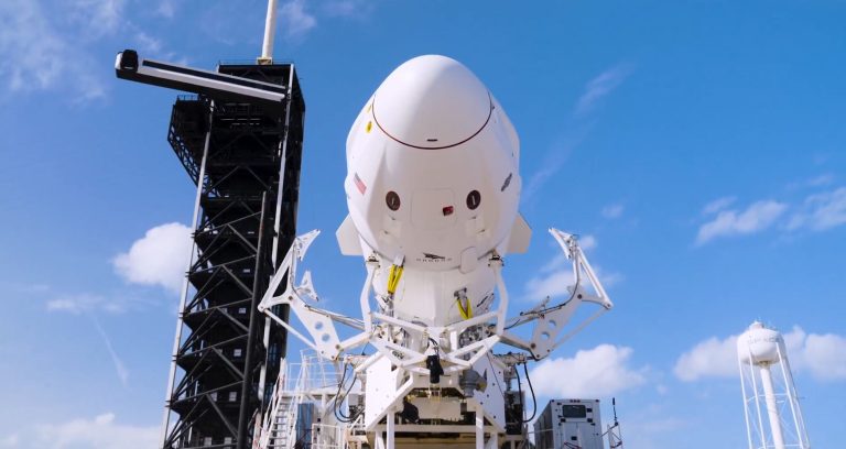 Δισεκατομμυριούχος αναχωρεί με σκάφος της SpaceX για την πρώτη αποστολή πάνω από τους πόλους